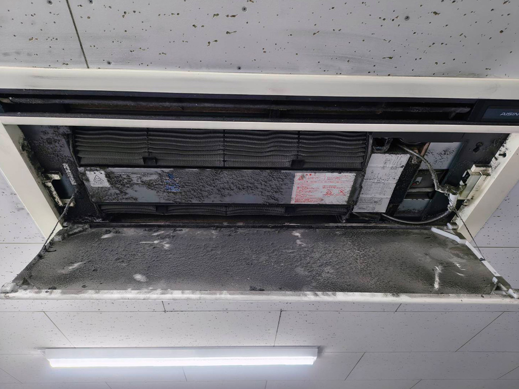 エアコンクリーニング　before